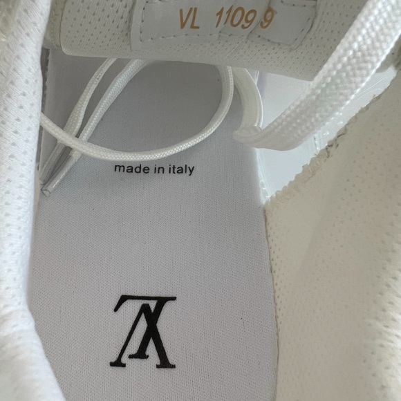 Louis Vuitton Clear
Trainers - Picture 2 of 11